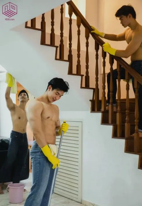 猛男清潔服務(wù) 肌肉小哥組團(tuán)上門(mén)干家務(wù),這畫(huà)風(fēng) 你接受嗎